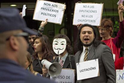 Un grupo de indignados protesta a la entrada de la reunión de presidentes de las Diputaciones del PP en Pontevedra.