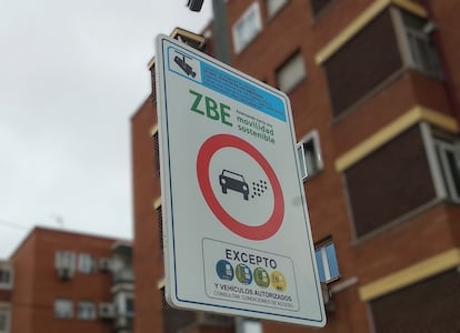 Uno de los carteles que identifican la entrada y salida de la Zona de Bajas Emisiones en Getafe.