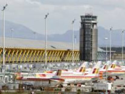 Aviones de Iberia en tierra en el aeropuerto de Barajas. EFE/Archivo