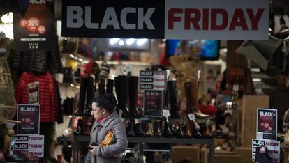 Carteles en un comercio de Madrid durante el Black Friday.