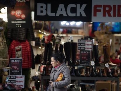 Carteles en un comercio de Madrid durante el Black Friday.