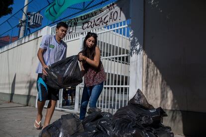 Entre as responsabilidades da comissão de estrutura está a de manter limpa a escola. Dezenas de sacos foram preenchidos com lixo abandonado nos fundos da escola. Os alunos já estão montando uma pequena horta ali.