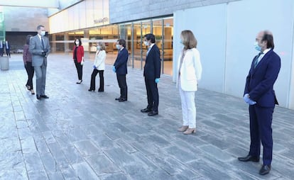 Los Reyes a su llegada al edificio Central de Distrito Telefónica junto con la presidenta de la Comunidad de Madrid, Isabel Díaz Ayuso, la vicepresidenta económica, Nadia Calviño, el alcalde de Madrid, José Luis Martínez Almeida, el presidente de Telefónica, José María Álvarez Pallete, y la presidenta de la Fundación Cotec, Cristina Garmendia.