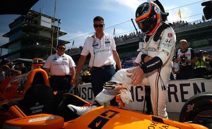 Fernando Alonso sube a su coche en Indian&aacute;polis.