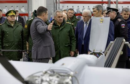 El ministro de Defensa ruso, Serguéi Shoigú, durante una visita a una fábrica de drones en Izhevsk, el 10 de febrero.