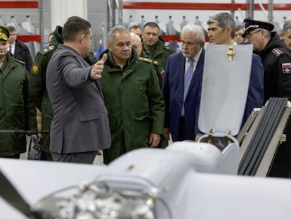 El ministro de Defensa ruso, Serguéi Shoigú, durante una visita a una fábrica de drones en Izhevsk, el 10 de febrero.