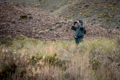 Un agente de la Guardia Civil durante los trabajos de búsqueda del pequeño Gabriel Cruz cerca de la localidad de Las Negras (Almería), el 5 de marzo de 2018.