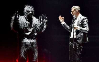 Francesco Gabbani, representante italiano en Eurovisión, durante su actuación en la primera semifinal del certamen.