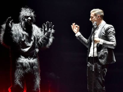 Francesco Gabbani, representante italiano en Eurovisión, durante su actuación en la primera semifinal del certamen.