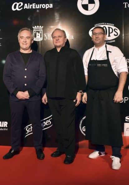De izquierda a derecha: los cocineros Ferran Adrià, Joël Robuchon y Dani García, en el homenaje que recibió anoche el chef francés en Marbella.