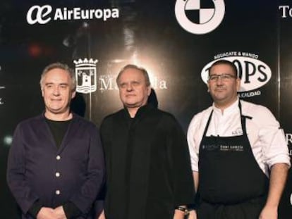 De izquierda a derecha: los cocineros Ferran Adri&agrave;, Jo&euml;l Robuchon y Dani Garc&iacute;a, en el homenaje que recibi&oacute; anoche el chef franc&eacute;s en Marbella.