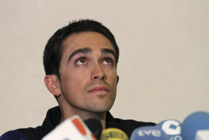 Contador, durante la rueda de pensa en Portugal