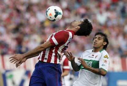 Diego Costa controla el baló ante Damián Suárez.