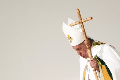 El papa Francisco durante la misa en el estadio nacional rey Balduino, en Bruselas, este domingo