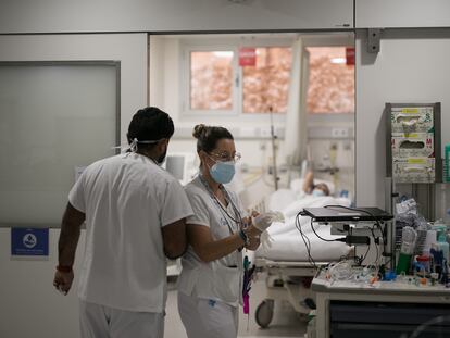 Un par de sanitarios trabajan en las urgencias del hospital Vall d'Hebron de Barcelona