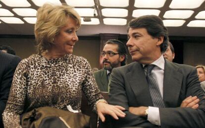 Esperanza Aguirre e Ignacio González, en una foto de enero de 2012, meses antes de que se relevaran en la presidencia de la Comunidad de Madrid.