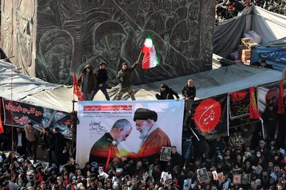 Una inmensa multitud inundó las calles de Teherán este lunes para rendir homenaje al general Qasem Soleimani, el comandante más admirado de Irán, muerto en un ataque estadounidense en Irak. 