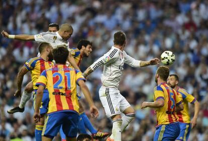 Pepe cabecea el balón en el primer gol del Madrid