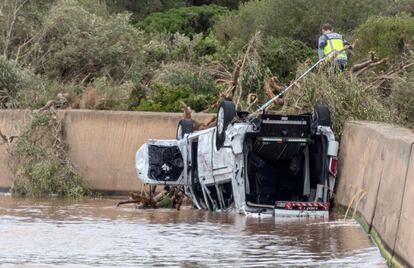 Los servicios de emergencia y rescate trabajan en la zona afectada por el desbordamiento del torrente de Sant Llorenç, en el Levante de Mallorca. Según la Agencia Estatal de Meteorología (Aemet), las lluvias torrenciales registradas en Mallorca fueron consecuencia de un "cóctel perfecto" que desencadenó unas precipitaciones tan torrenciales que solo se producen una vez cada 80 años.