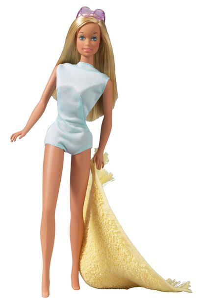 1971 - Mattel comercializa la muñeca Barbie Malibú. La rubia de plástico (esta vez en tono casi ocre) cuenta con sus propias gafas de sol y su bote de crema bronceadora.
