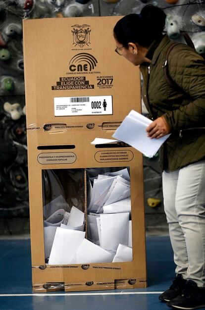 Una mujer deposita su voto en una urna instalada en el Pabellón Polideportivo de la Universidad Politécnica de Valencia.