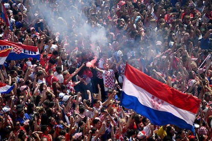 Una multitud celebra en Zagreb la llegada del combinado nacional tras su segunda posición en el Mundial.