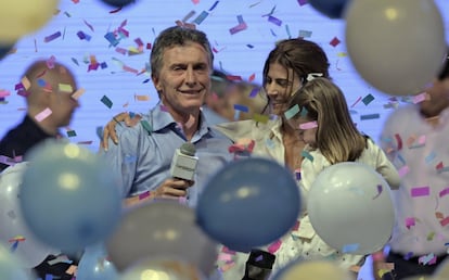 Mauricio Macri junto a su esposa Juliana Awada y su hija Antonia, celebran la victoria en la sede del partido en Buenos Aires.