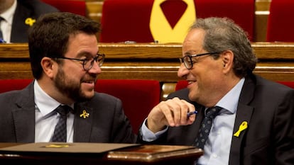 El vicepresidente económico, Pere Aragonès, junto al presidente Quim Torra, ayer en el Parlament.