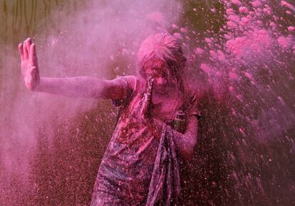El dios Krishna, de origen humilde, se convirtió en la primera deidad de las castas bajas y con el Holi intentó borrar las diferencias sociales. En la imagen, una niña se protege del polvo de colores en Chennai (India), 17 de marzo de 2014.