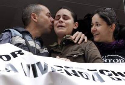 Una pareja, que iba a ser desahuciada, agradece su apoyo a las decenas de personas convocadas por la plataforma de Afectados por las Hipotecas concentradas en la puerta de su domicilio, en Valencia. EFE/ Archivo