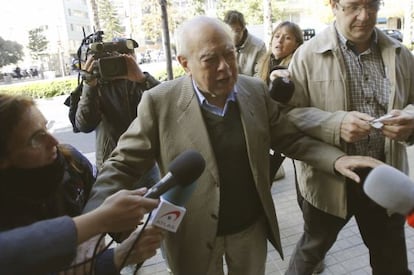 El expresidente de la Generalitat, Jordi Pujol, a las puertas de su casa.