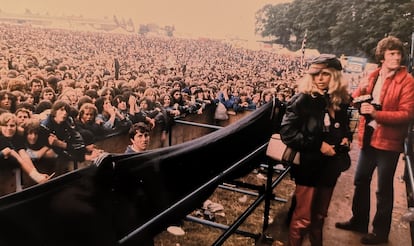 Bertha, con gorra, en el foso de fotógrafos del festival  'Monsters of Rock' de Donington (Inglaterra) en 1981. Aquella edición tocaron AC/DC, Whitesnake, Slade o Blue Öyster Cult.