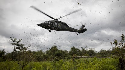 Un helicóptero de la Policía, durante la erradicación de un cultivo de coca en Tumaco, el 30 de diciembre de 2020.