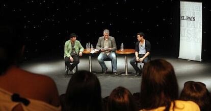 De la Torre, Belinchón,de EL PAÍS, y Casas, en el encuentro.