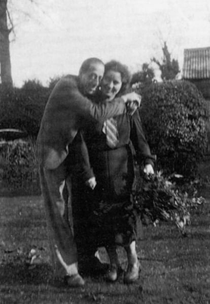 Arturo Barea e Ilsa Kulcsar, su segunda esposa, en imagen cedida por la editorial Renacimiento.
