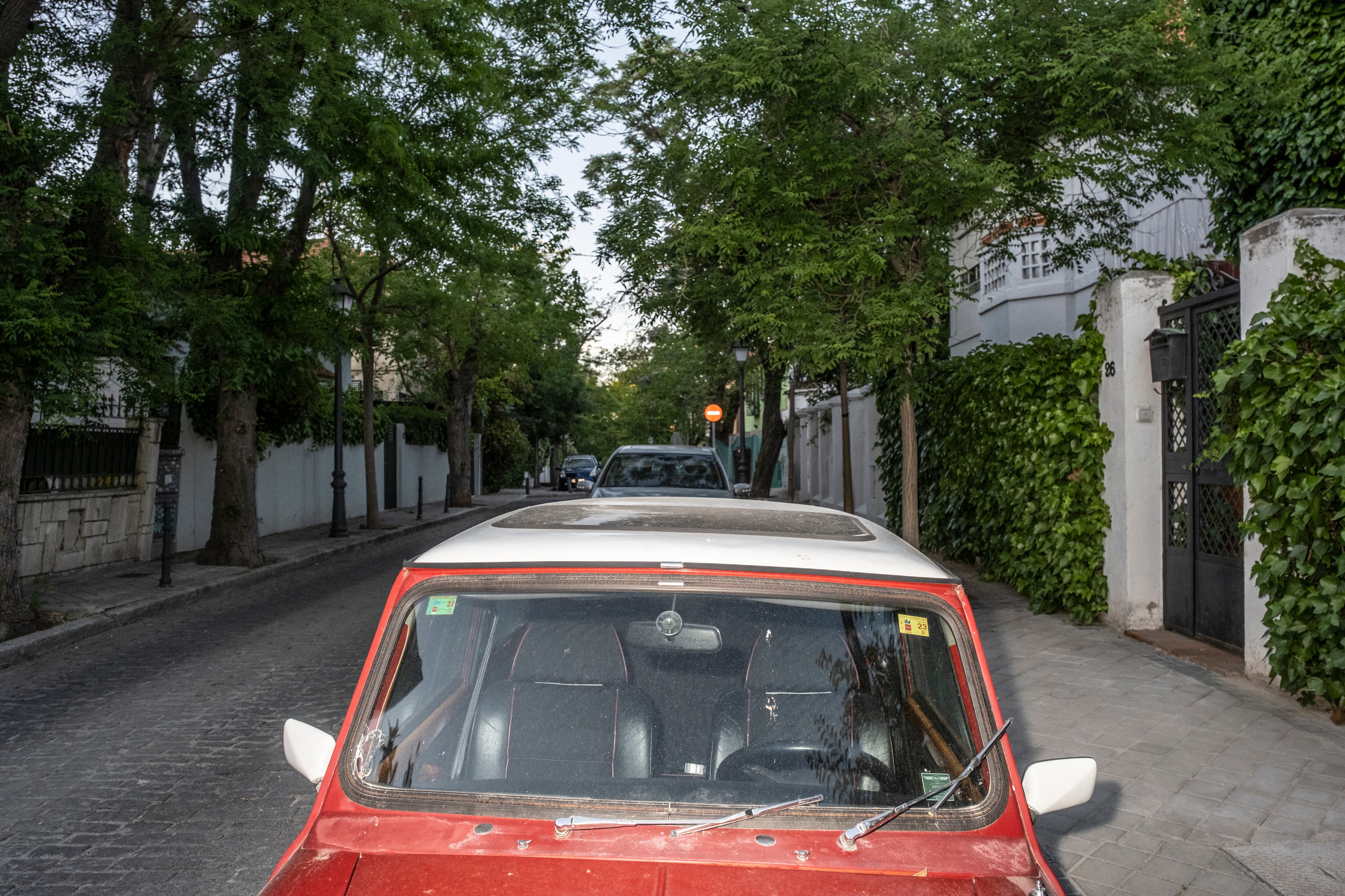 Un coche de época en la colonia Albéniz.