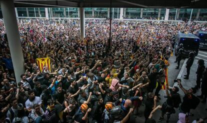 El llamamiento de Tsunami Democràtic colapsa la T-1 del aeropuerto de Barcelona, este lunes.