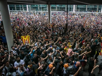 El llamamiento de Tsunami Democràtic colapsa la T-1 del aeropuerto de Barcelona, este lunes.