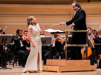 La Orquesta Sinfónica de Madrid, dirigida por Juanjo Mena, con la soprano Sabina Puértolas, este jueves en el Carnegie Hall.