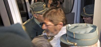 La Guardia Civil introduce a Javier Guerrero, ex director general de Trabajo de la Junta de Andalucía, en un furgón. 