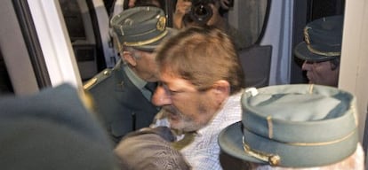 La Guardia Civil introduce a Javier Guerrero, ex director general de Trabajo de la Junta de Andalucía, en un furgón.