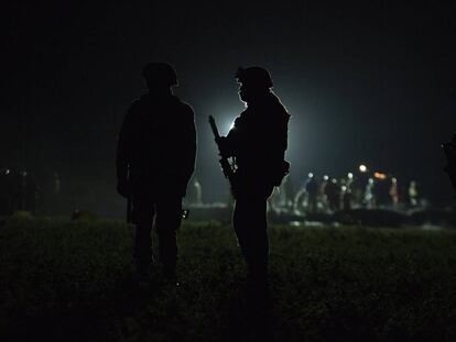 Soldados mexicanos resguardan el ducto que explotó en Tlahuelilpan. 