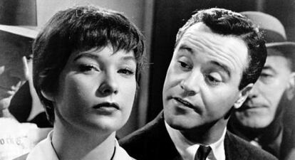 Shirley McLaine y Jack Lemon en un fotograma de la película.