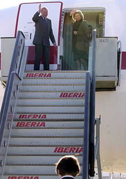 Don Juan Carlos y doña Sofía se despiden de Aznar, ayer en Barajas.