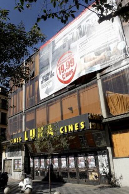 El edificio de los cines, con el cartel promocional del gimnasio.