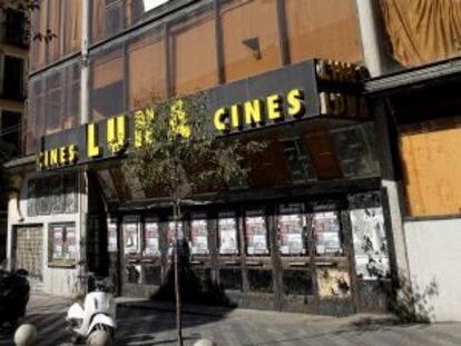 El edificio de los cines, con el cartel promocional del gimnasio.