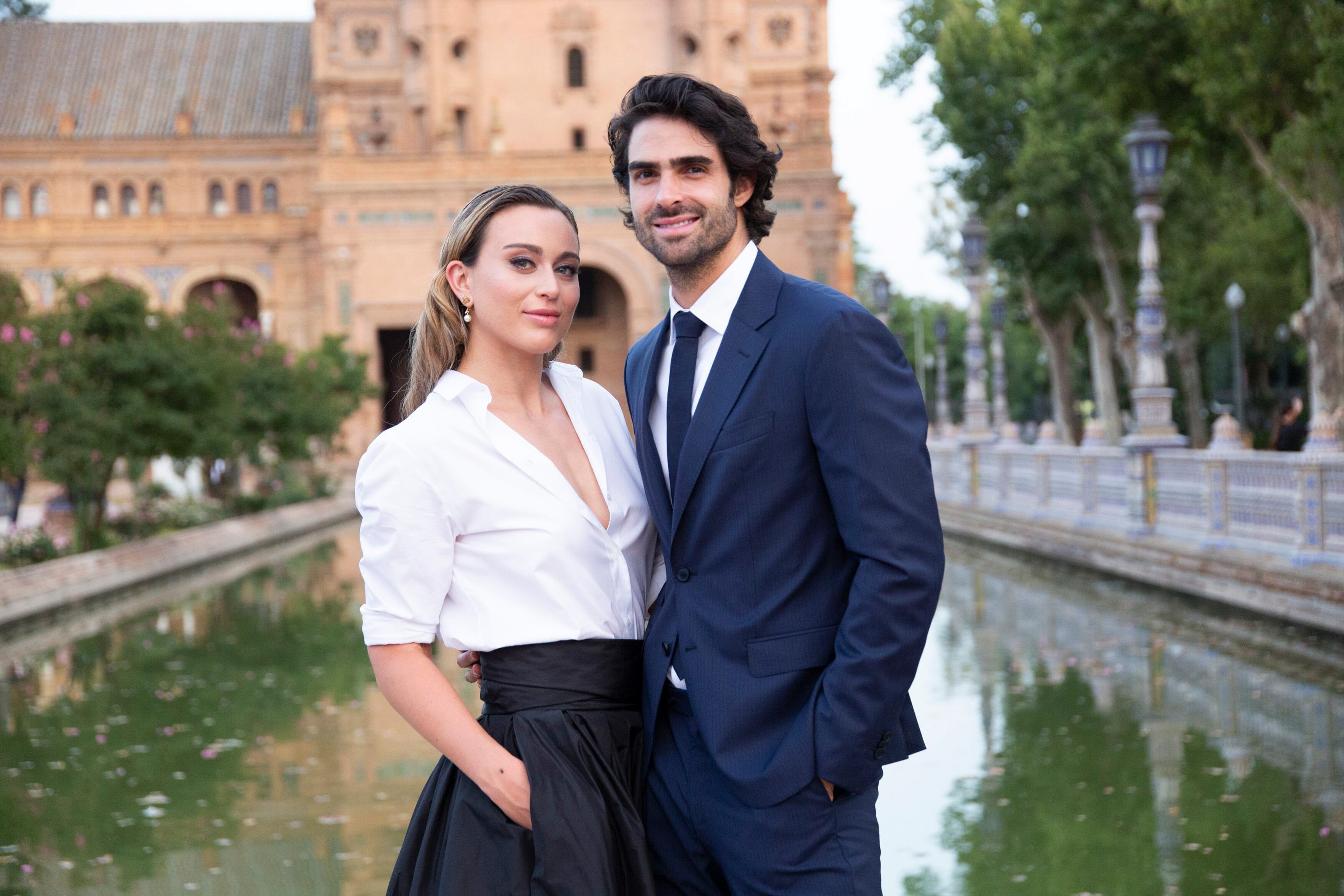 La tenista Paula Badosa y el modelo Juan Betancourt, en la plaza de España de Sevilla, poco antes de ver la colección de Dior. Era la primera vez que la deportista asistía a un desfile de moda. 