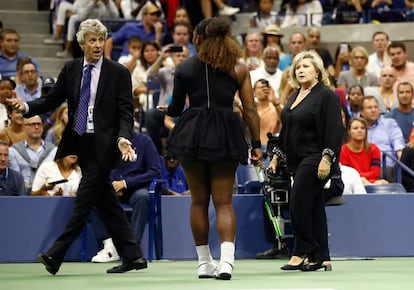 Serena Williams  junto a la supervisora del circuito femenino del US Open Donna Kelso y el juez Brian Early.