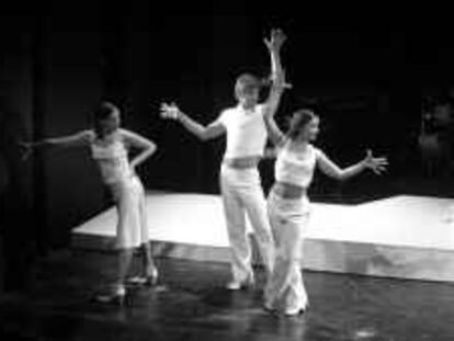 B 38674 - 09/12/2000 - Color - P A R A  C R Ó N I C A - Teatreneu, "La Casta Diva" - Foto : Jordi Roviralta -