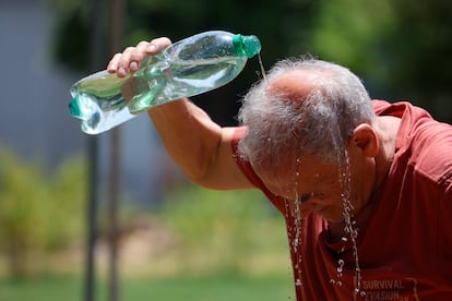 Un hombre se refresca con agua en una calle de Córdoba, este martes.